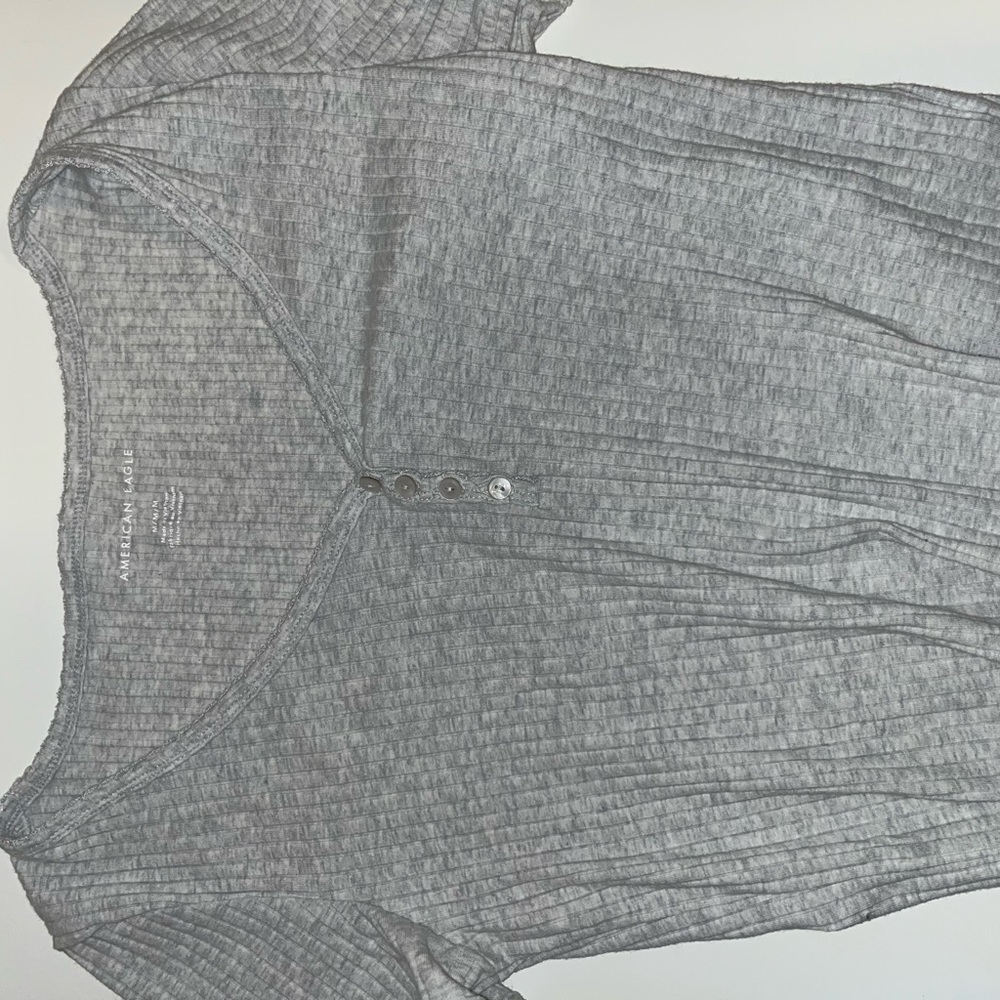 gray tee